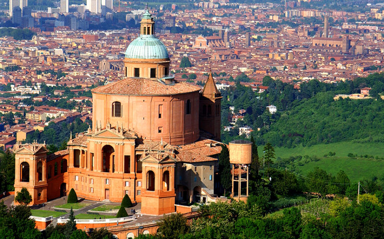 A Bologna c’è un monumento fortemente legato al numero 666
