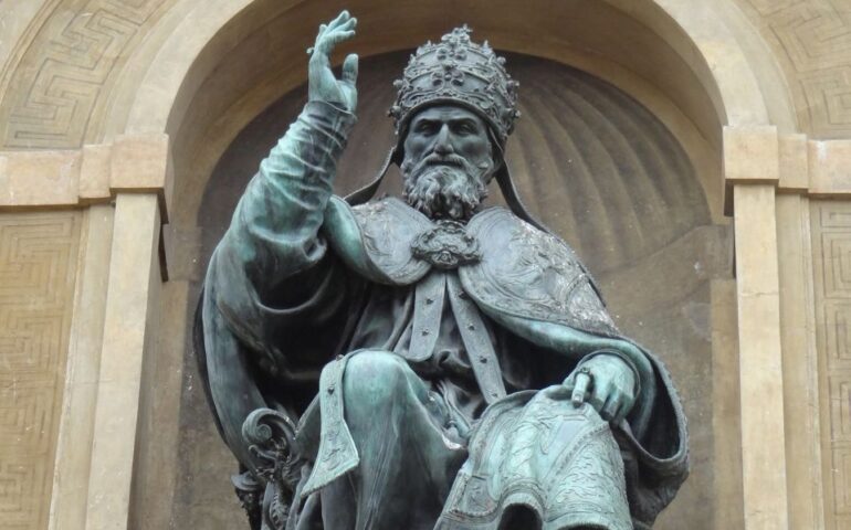 Lo sapevate? La lapide sopra la statua di Gregorio XIII a Bologna è sbagliata: ecco perchè