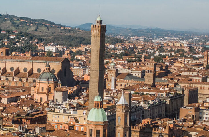 Bologna, alla scoperta del misterioso vaso rotto sulla Torre degli Asinelli
