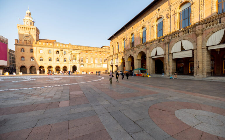 Sul Palazzo del Podestà di Bologna sono scolpiti migliaia di fiori e sono tutti diversi