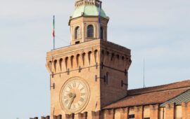 Conoscete la storia della Torre dell’Orologio che domina Piazza Maggiore?