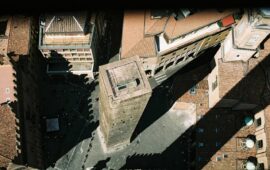 Piazza di Porta Ravegnana, un tuffo nel cuore medievale di Bologna