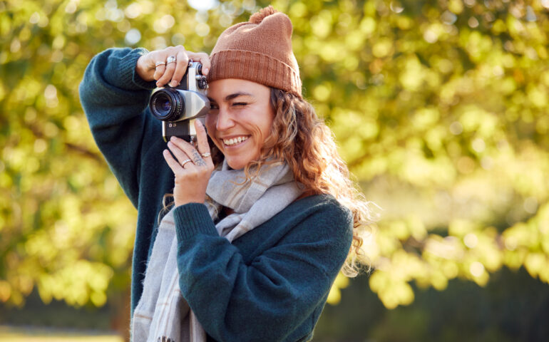 ragazza con macchina fotografica envato