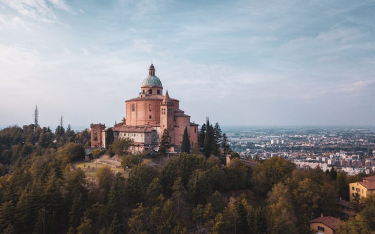 La Basilica di San Luca a Bologna: una storia straordinaria tra leggende e devozione