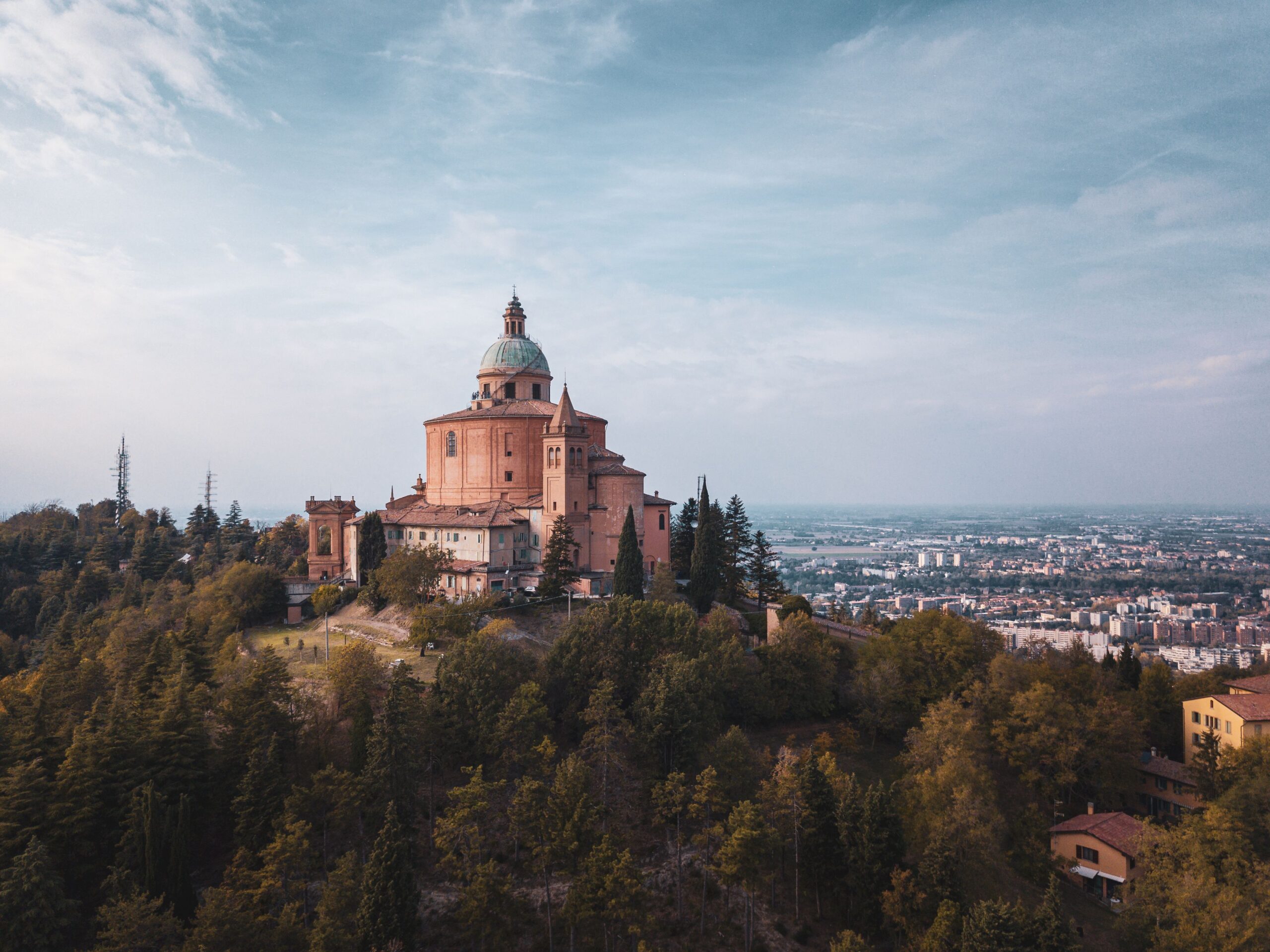 La Basilica di San Luca a Bologna: una storia straordinaria tra leggende e devozione