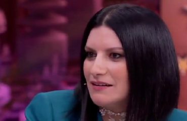 Laura Pausini si rifiuta di cantare ‘Bella Ciao’ in tv: “Brano troppo politico”. Scoppia la polemica
