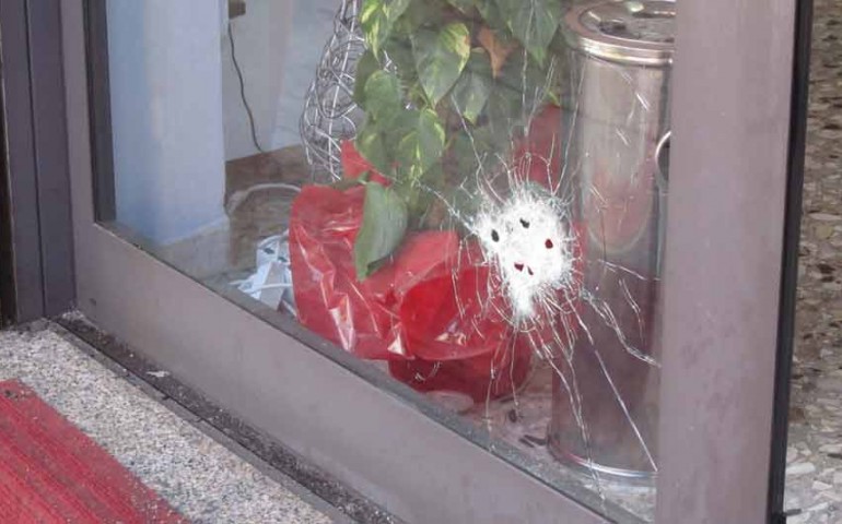 Senorbì: atto intimidatorio contro il negozio “Cosingius”. Distrutta con una fucilata la vetrina