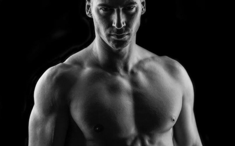 Il modello cagliaritano Riccardo Spiga sulla copertina di For Men Magazine