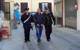 l'uomo tratto in arresto dai carabinieri