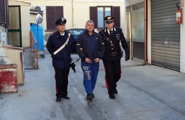 l'uomo tratto in arresto dai carabinieri