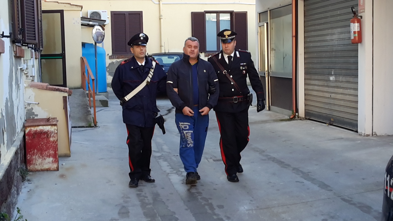 l'uomo tratto in arresto dai carabinieri