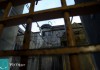 Il cortile del carcere visto da un andito