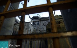 Il cortile del carcere visto da un andito