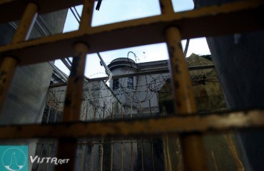Il cortile del carcere visto da un andito