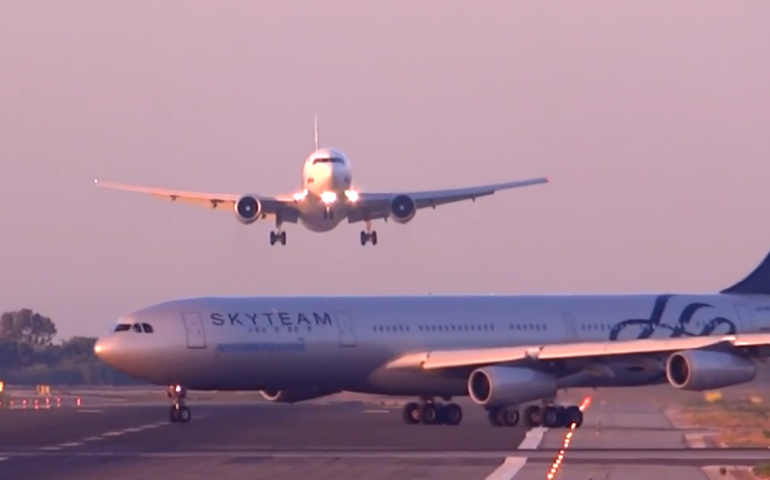 Un fulmine colpisce un aereo diretto a Cagliari. Il panico a bordo