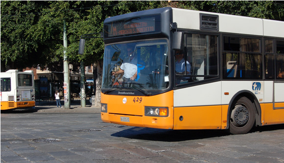 Si masturba di fronte ad una diciottenne sull’autobus e poi in un locale. 50enne arrestato