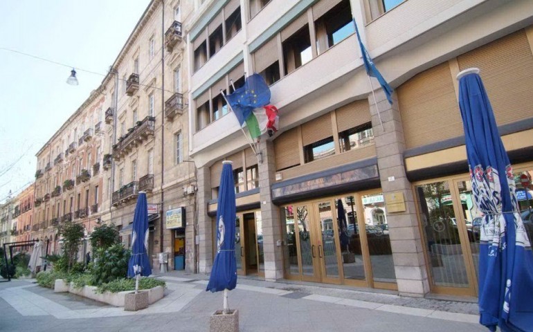 Panico in pieno centro a Cagliari: allarme bomba all’Ersu.