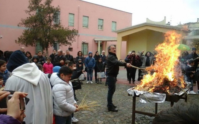 Sul caso della Madonna apparsa nel fuoco sacro ai fedeli di Monserrato. Il parere dello psicologo