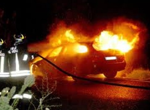 Ancora fuoco a Cagliari. Cinque auto bruciate nella notte