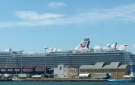 Una nave da crociera nel Porto di Cagliari