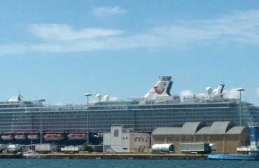 Una nave da crociera nel Porto di Cagliari