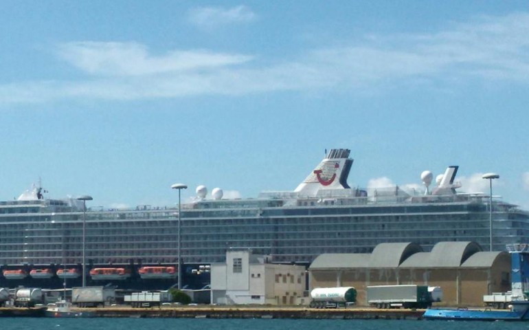 Una nave da crociera nel Porto di Cagliari