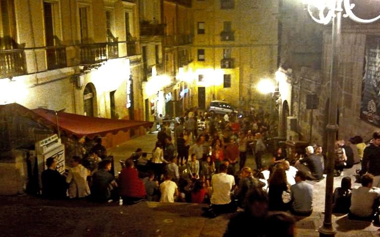 Cagliari, la Regione dichiara guerra al rumore: niente più servizio ai tavolini esterni dei locali dopo la mezzanotte