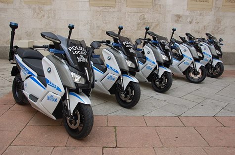Cagliari investe sull’energia sostenibile: è il primo comune in Italia a dotarsi di scooter elettrici per la Polizia Municipale