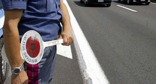 A bordo di uno scooter senza patente e con la targa falsa. Fermato al posto di blocco si scaglia contro i carabinieri