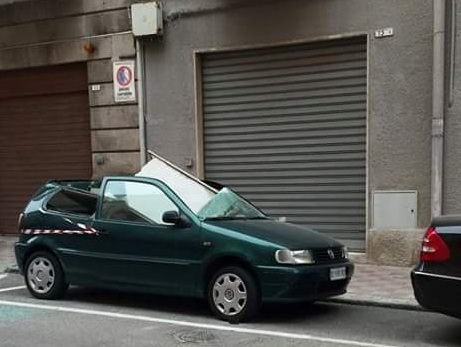 il balcone finito sull'auto