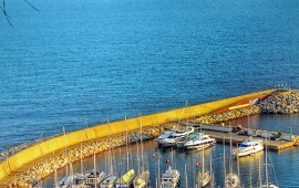Santa Maria Navarrese è nota soprattutto come località balneare per la spiaggia e il porto turistico, dal quale soprattutto nel periodo estivo, piccole e grandi imbarcazioni turistiche permettono di visitare circa 40 km di costa, tra i più conosciuti: Cala Goloritzè, Cala Luna, Ispùligi de Nie (Cala Mariolu) e Cala Sisine.