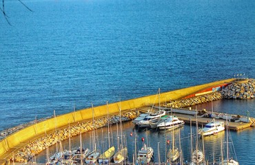 Santa Maria Navarrese è nota soprattutto come località balneare per la spiaggia e il porto turistico, dal quale soprattutto nel periodo estivo, piccole e grandi imbarcazioni turistiche permettono di visitare circa 40 km di costa, tra i più conosciuti: Cala Goloritzè, Cala Luna, Ispùligi de Nie (Cala Mariolu) e Cala Sisine.