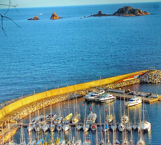 Santa Maria Navarrese è nota soprattutto come località balneare per la spiaggia e il porto turistico, dal quale soprattutto nel periodo estivo, piccole e grandi imbarcazioni turistiche permettono di visitare circa 40 km di costa, tra i più conosciuti: Cala Goloritzè, Cala Luna, Ispùligi de Nie (Cala Mariolu) e Cala Sisine.