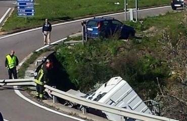 Il camion uscito fuori strada