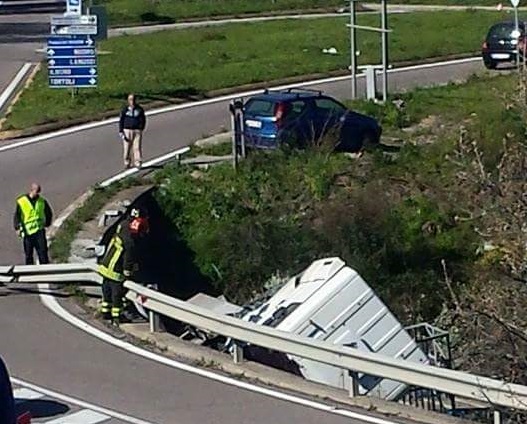 Il camion uscito fuori strada