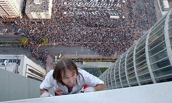 Lo “spiderman francese” Alain Robert compie un’altra delle sue imprese: scala il Cyan Tower di Dubai senza imbragature