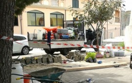 postazione bike sharing sotto la torre