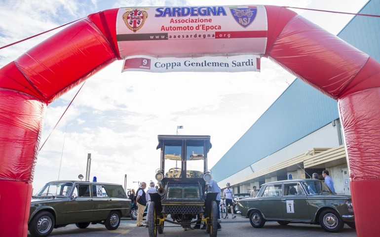 “Alla 9 Coppa Gentlemen Sardi”: due auto d’epoca della Polizia di Stato e dell’Arma dei Carabinieri