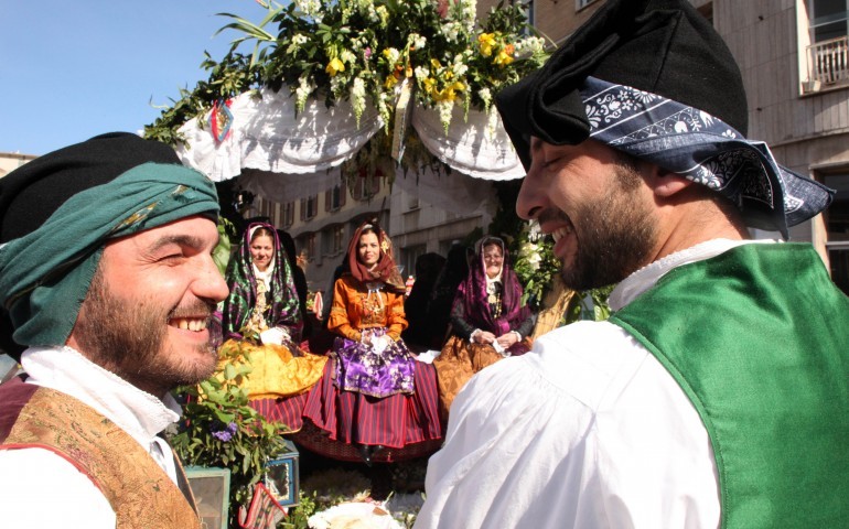 Volti e colori della Sardegna alla sfilata di Sant’Efisio 2015