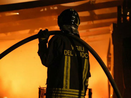 Incendio in un capannone di San Sperate. Ingenti i danni.