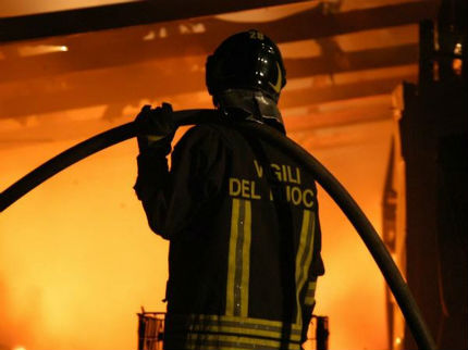 Incendio nell’appartamento di una donna invalida. Riesce ad uscire dalla finestra.