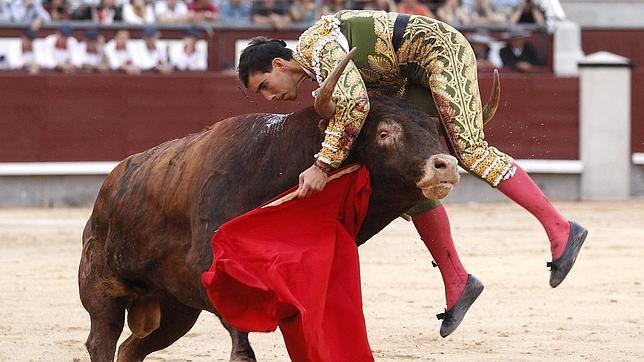 Shock a Madrid durante la corrida: torero incornato più volte, ricoverato in ospedale