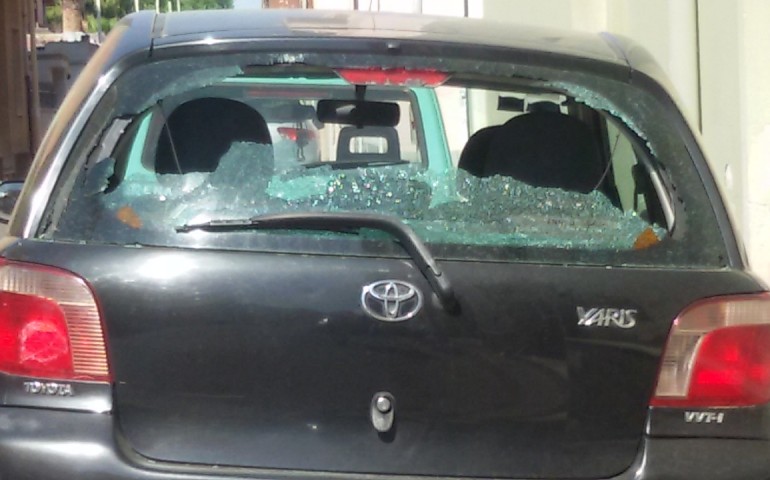 Ancora vandali in azione a Selargius: distrutto il parabrezza di un’auto in sosta