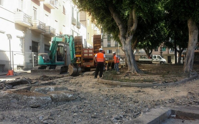 Operai al lavoro in piazza Gramsci.