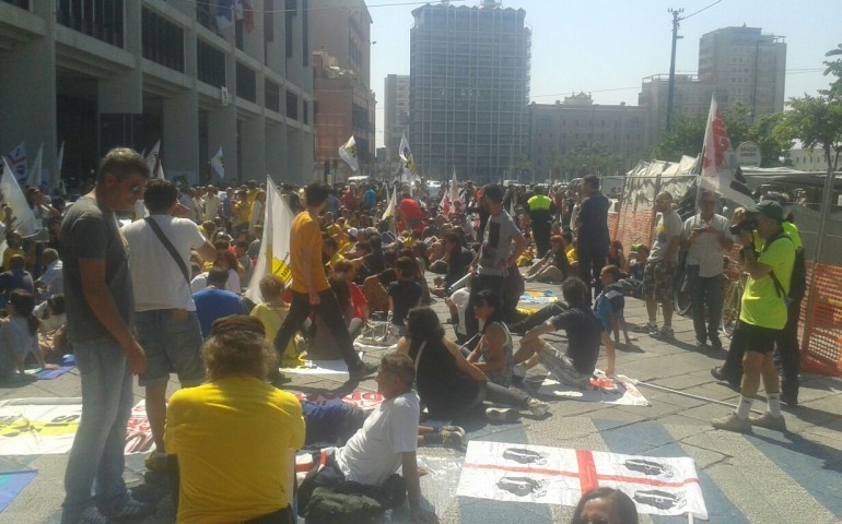 Cagliari: tutti giù per terra per dire “No al nucleare!”. Centinaia di manifestanti in via Roma