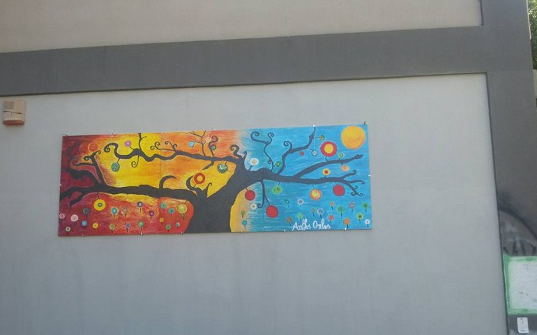 “L’albero della vita” realizzato dai ragazzi dell’Anffas esposto nella scuola media Tuveri