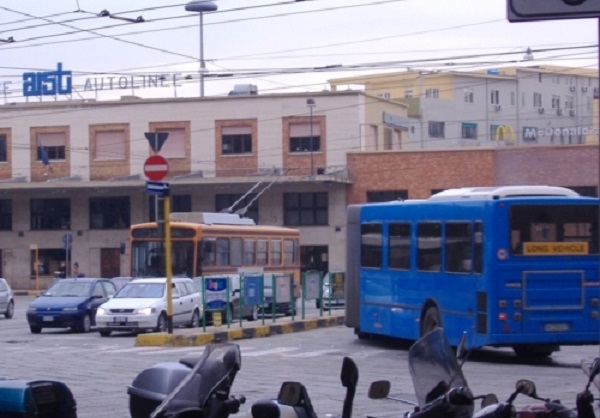 Prendono a calci i fari di un autobus in sosta in piazza Matteotti. Denunciati due studenti di Iglesias