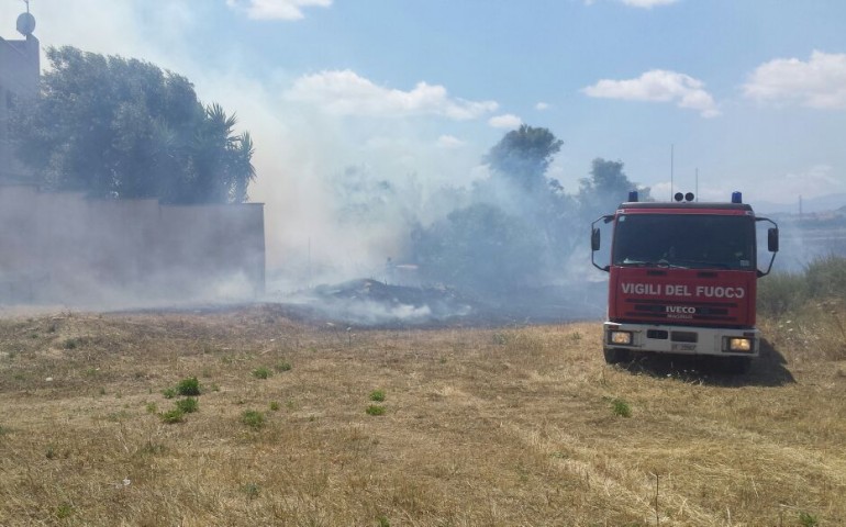 Selargius. Incendio nelle campagne tra viale Vienna e viale Trieste