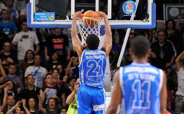 Playoff Basket. La Dinamo Sassari batte l’Armani Milano. Festa in Sardegna