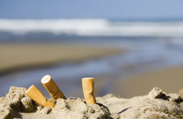 inquinamento-mozziconi-sigarette-citta-spiagge-danni-ambientali-iniziative-comuni-cittadini-1